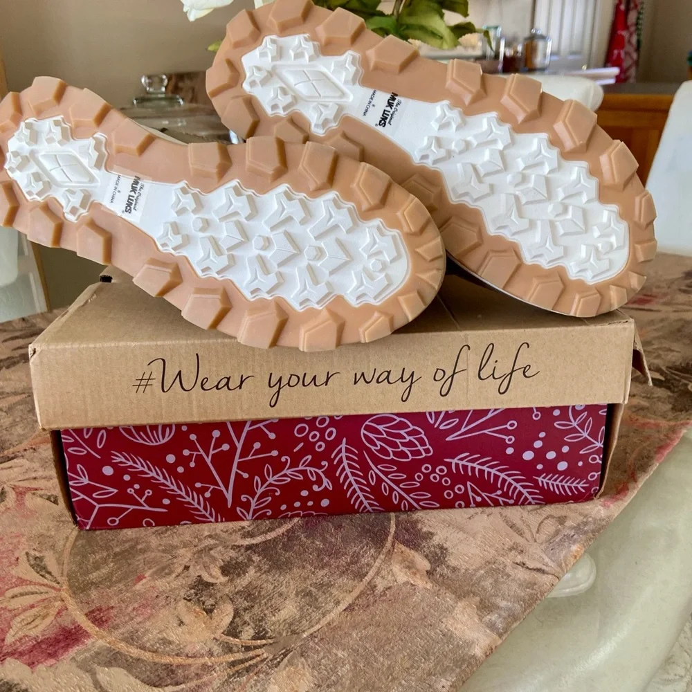 MUK LUKS All Weather Boots, Waterproof Faux-Fur Lined Quilted Wren Boots, Size 8 - Picture 4 of 9